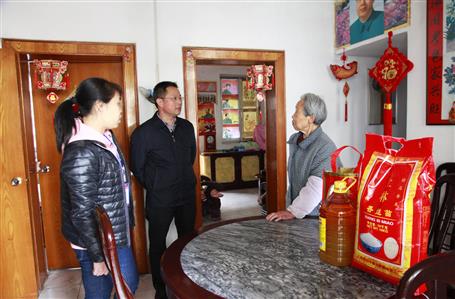 公司進社區(qū)開展“四聯雙報到”家庭幫扶慰問活動