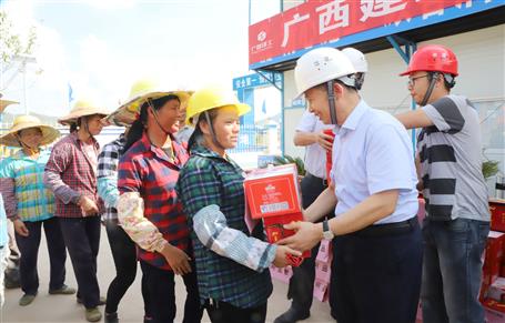 集團(tuán)公司黨委委員、副總經(jīng)理侯立林到公司施工一線送清涼