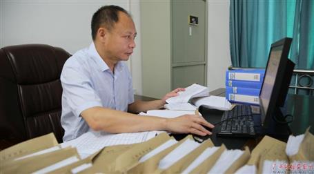 初心不改　本色不褪——記廣西勤廉榜樣、河池市紀(jì)委副書記、監(jiān)委副主任黃振林