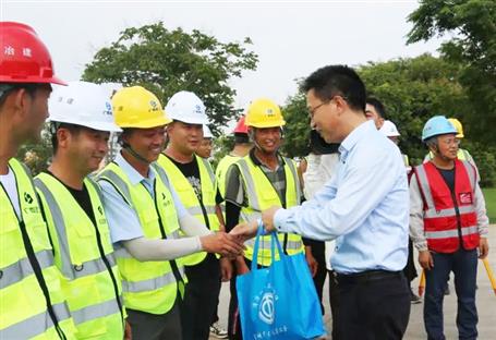 李志軍到第八分公司項(xiàng)目開展“戰(zhàn)高溫 送清涼”慰問活動