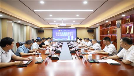 覃振華與鹿寨縣委副書記、縣長楊毅舉行工作會談