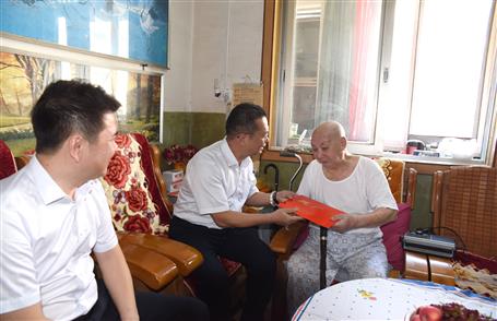 覃振華、賴海標(biāo)國慶節(jié)前慰問離休老干部