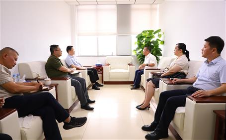 覃振華與柳北區(qū)委書(shū)記、區(qū)長(zhǎng)石中華舉行工作會(huì)談